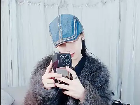 Snapshot of HUIZI8 chatting on 02-04-26, 12:44 HUIZI8 online show from 02-04-26, 12:44