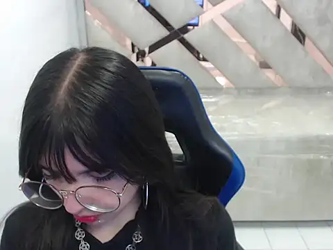 Snapshot of elizabeth_t_ chatting on 02-05-26, 12:43 elizabeth t online show from 02-05-26, 12:43