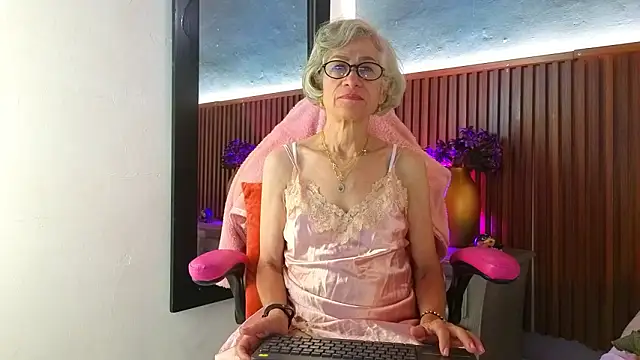 Snapshot of miss_monserrate01 chatting on 02-26-26, 01:43 miss monserrate01 online show from 02-26-26, 01:43