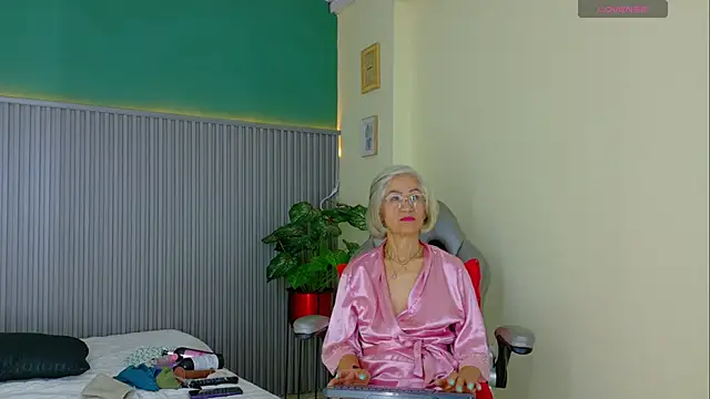 Snapshot of miss_monserrate01 chatting on 06-20-26, 01:25 miss monserrate01 online show from 06-20-26, 01:25