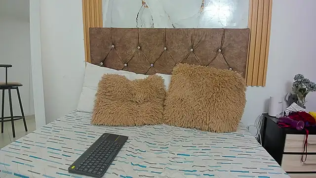 Snapshot of Candyfox2606 chatting on 02-14-26, 05:43 Candyfox2606 online show from 02-14-26, 05:43