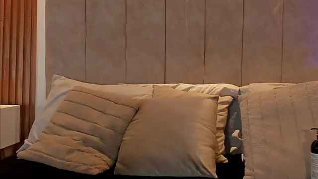 Snapshot of _Laura_saenz1 chatting on 02-18-26, 12:23 Laura saenz1 online show from 02-18-26, 12:23