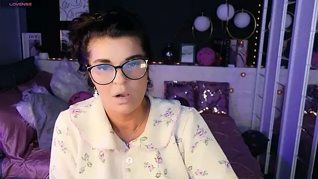 Snapshot of RikaCoutts chatting on 02-12-26, 08:59 RikaCoutts online show from 02-12-26, 08:59