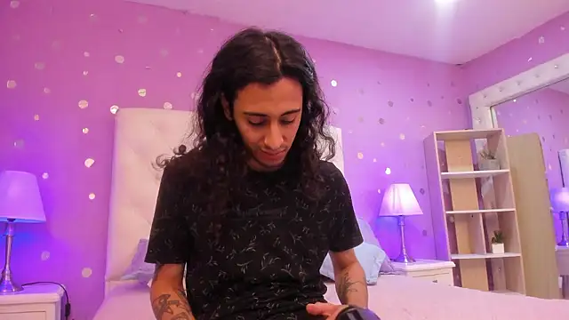 Snapshot of Goldentemptation_ chatting on 02-17-26, 08:04 Goldentemptation online show from 02-17-26, 08:04