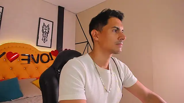 Snapshot of Mike_Conors chatting on 02-17-26, 01:35 Mike Conors online show from 02-17-26, 01:35