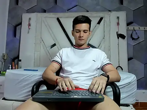 Snapshot of GoldenBoyM chatting on 06-17-26, 03:42 GoldenBoyM online show from 06-17-26, 03:42