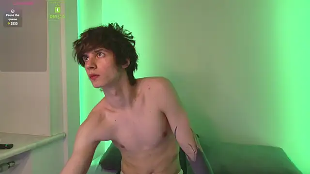 Snapshot of HoogWilder chatting on 02-09-26, 08:46 HoogWilder online show from 02-09-26, 08:46