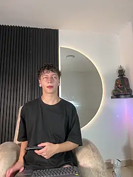 Snapshot of ARON_LUXX chatting on 02-14-26, 03:03 ARON LUXX online show from 02-14-26, 03:03