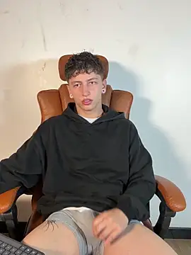 Snapshot of ARON_LUXX chatting on 03-16-26, 06:34 ARON LUXX online show from 03-16-26, 06:34