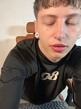 Snapshot of ARON_LUXX chatting on 03-17-26, 07:17 ARON LUXX online show from 03-17-26, 07:17