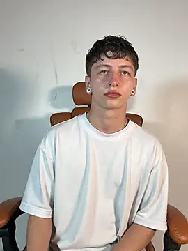 Snapshot of ARON_LUXX chatting on 03-19-26, 11:20 ARON LUXX online show from 03-19-26, 11:20