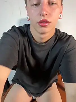 Snapshot of ARON_LUXX chatting on 03-20-26, 04:01 ARON LUXX online show from 03-20-26, 04:01