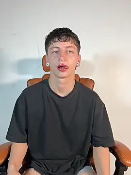 Snapshot of ARON_LUXX chatting on 03-21-26, 02:31 ARON LUXX online show from 03-21-26, 02:31