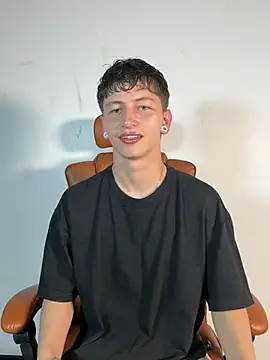 Snapshot of ARON_LUXX chatting on 03-22-26, 04:32 ARON LUXX online show from 03-22-26, 04:32