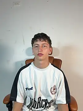 Snapshot of ARON_LUXX chatting on 03-24-26, 04:01 ARON LUXX online show from 03-24-26, 04:01