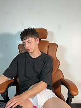 Snapshot of ARON_LUXX chatting on 03-25-26, 05:41 ARON LUXX online show from 03-25-26, 05:41