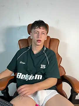 Snapshot of ARON_LUXX chatting on 03-26-26, 02:33 ARON LUXX online show from 03-26-26, 02:33