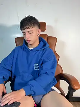 Snapshot of ARON_LUXX chatting on 03-27-26, 03:12 ARON LUXX online show from 03-27-26, 03:12