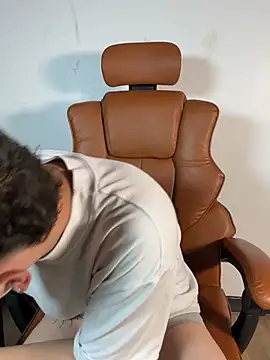 Snapshot of ARON_LUXX chatting on 03-28-26, 01:00 ARON LUXX online show from 03-28-26, 01:00