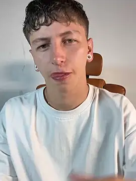 Snapshot of ARON_LUXX chatting on 03-31-26, 03:12 ARON LUXX online show from 03-31-26, 03:12