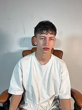 Snapshot of ARON_LUXX chatting on 04-01-26, 02:03 ARON LUXX online show from 04-01-26, 02:03