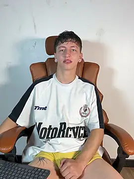 Snapshot of ARON_LUXX chatting on 04-04-26, 02:36 ARON LUXX online show from 04-04-26, 02:36