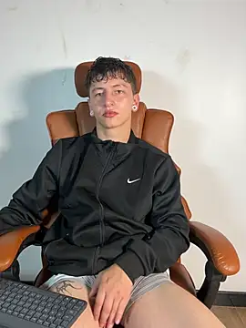 Snapshot of ARON_LUXX chatting on 04-07-26, 02:39 ARON LUXX online show from 04-07-26, 02:39