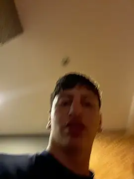Snapshot of ARON_LUXX chatting on 06-14-26, 04:42 ARON LUXX online show from 06-14-26, 04:42