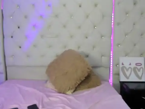 Snapshot of Sara_Russell chatting on 06-05-26, 06:52 Sara Russell online show from 06-05-26, 06:52