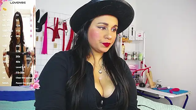 Snapshot of shannon_queen- chatting on 02-11-26, 03:44 shannon queen- online show from 02-11-26, 03:44