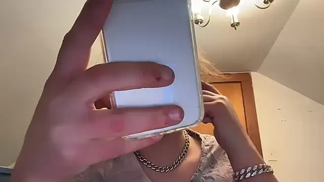 Snapshot of RaeganV chatting on 02-26-26, 07:18 RaeganV online show from 02-26-26, 07:18