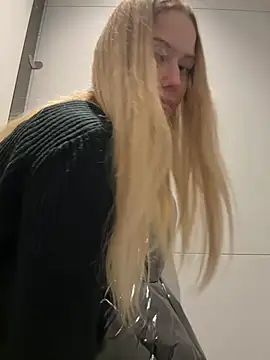 Snapshot of blonde_exe chatting on 02-22-26, 04:05 blonde exe online show from 02-22-26, 04:05