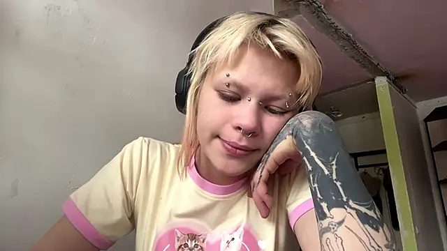 Snapshot of MeowMixer chatting on 02-07-26, 09:13 MeowMixer online show from 02-07-26, 09:13