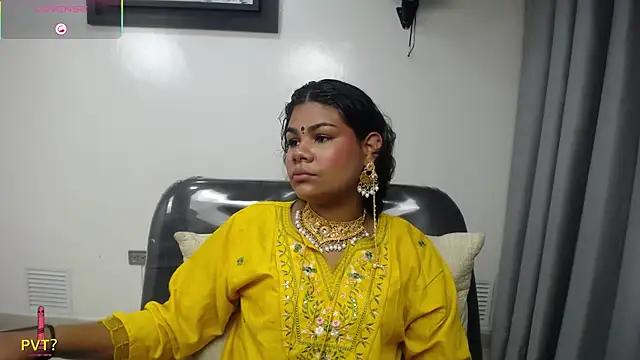 yaazhinii online show from 04-12-26, 12:21