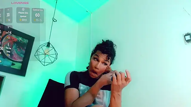 Snapshot of Zonce_shimer chatting on 02-25-26, 03:49 Zonce shimer online show from 02-25-26, 03:49