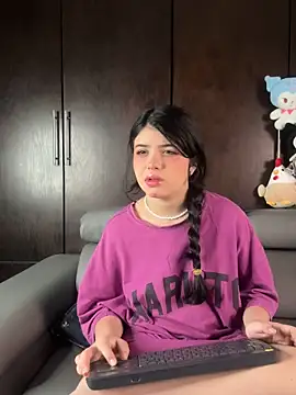 EmilyAndAndrew online show from 04-11-26, 05:01