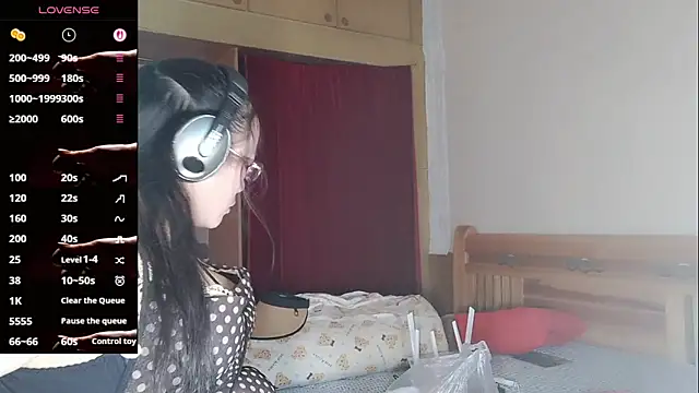 Snapshot of vivi523 chatting on 04-06-26, 05:30 vivi523 online show from 04-06-26, 05:30