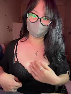 Snapshot of HaleyKin chatting on 05-18-26, 02:56 HaleyKin online show from 05-18-26, 02:56