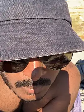 Snapshot of Reez77 chatting on 03-22-26, 07:45 Reez77 online show from 03-22-26, 07:45