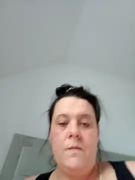 Snapshot of louisa36 chatting on 02-19-26, 02:46 louisa36 online show from 02-19-26, 02:46