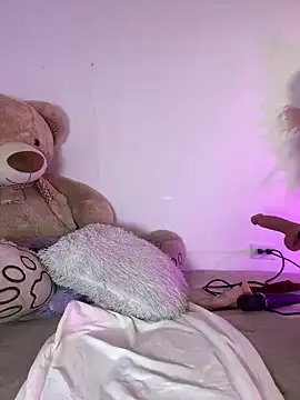 Snapshot of Kyliegolden chatting on 02-18-26, 03:35 Kyliegolden online show from 02-18-26, 03:35