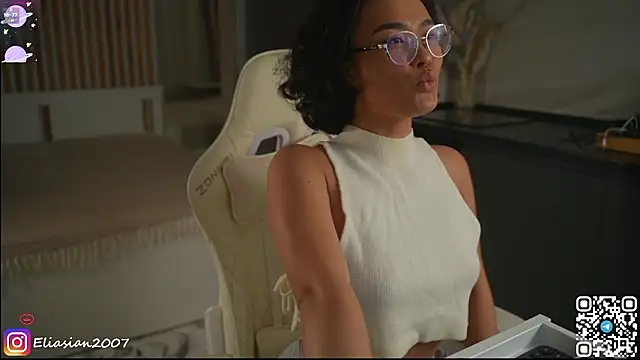 Snapshot of Eliasian chatting on 02-18-26, 03:52 Eliasian online show from 02-18-26, 03:52