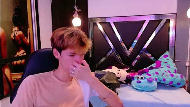 Snapshot of Liam_Green1 chatting on 02-11-26, 12:10 Liam Green1 online show from 02-11-26, 12:10