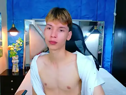 Snapshot of Liam_Green1 chatting on 02-28-26, 02:40 Liam Green1 online show from 02-28-26, 02:40