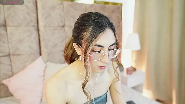 Snapshot of EmmaClark__ chatting on 02-21-26, 01:56 EmmaClark online show from 02-21-26, 01:56