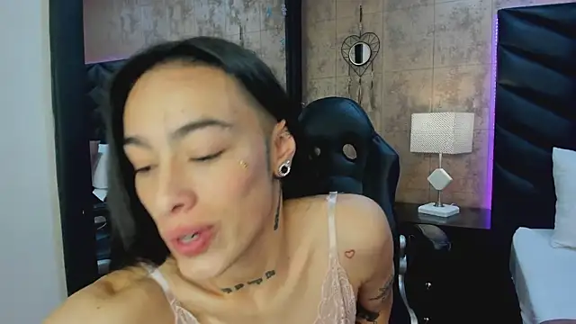 Snapshot of LaurenHazell chatting on 03-03-26, 03:56 LaurenHazell online show from 03-03-26, 03:56