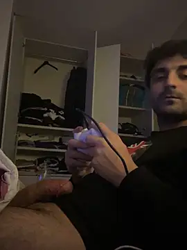 Snapshot of elia2711 chatting on 02-12-26, 05:24 elia2711 online show from 02-12-26, 05:24