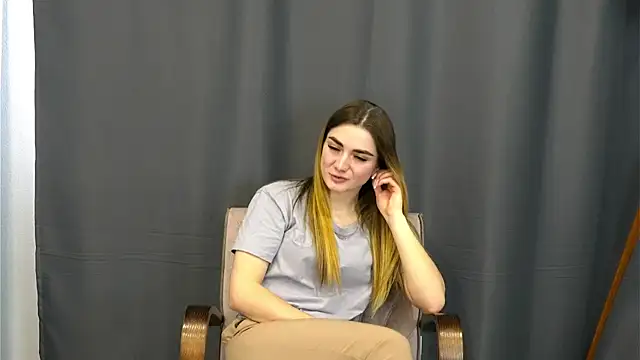 Snapshot of CharaVaz chatting on 02-08-26, 07:56 CharaVaz online show from 02-08-26, 07:56