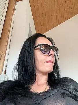 Snapshot of MiriamDelyn chatting on 04-19-26, 02:38 MiriamDelyn online show from 04-19-26, 02:38