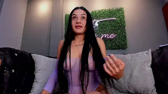 Snapshot of danielebeck chatting on 02-15-26, 01:31 danielebeck online show from 02-15-26, 01:31